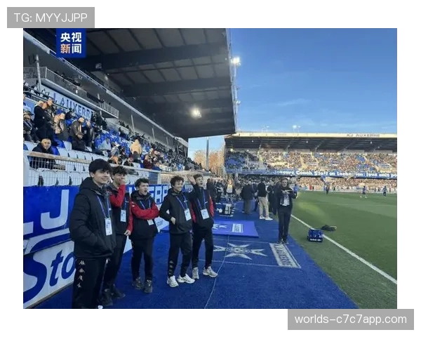 欧塞尔保级关键战1-0小胜，现场球迷涌入球场庆祝来之不易的三分